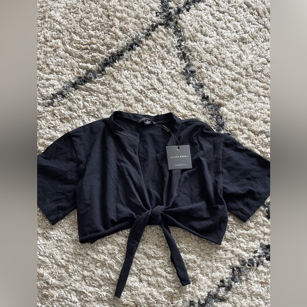 JLuxelabel Black vneck crop tee